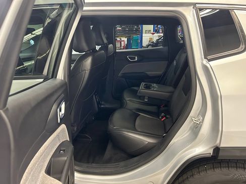 Used 2024 Jeep Compass Latitude AWD/4WD image 19