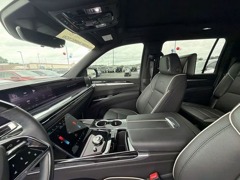 Used 2025 Cadillac Escalade ESV Sport AWD/4WD image 11