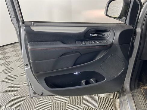 Used 2017 Dodge Grand Caravan GT image 12