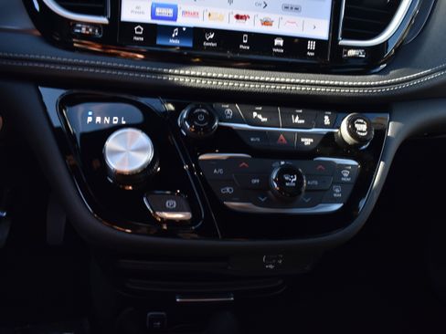 New 2026 Chrysler Pacifica Select image 21