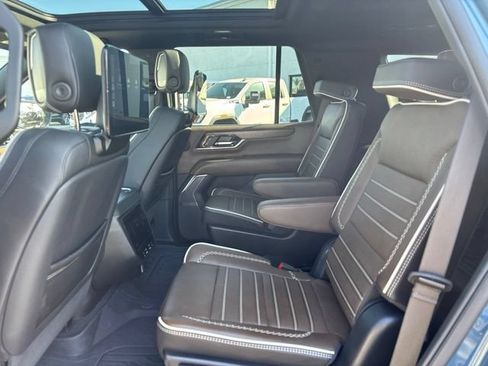 Used 2025 GMC Yukon Denali Ultimate w/ LPO, Floor Liner Package AWD/4WD image 7