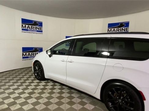 Used 2025 Chrysler Pacifica Limited image 8