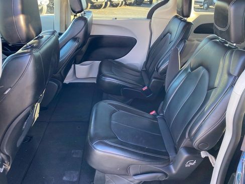Used 2023 Chrysler Pacifica Touring-L FWD image 23