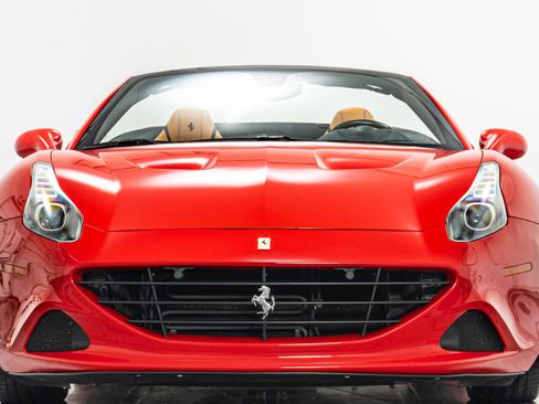 Used 2016 Ferrari California T image 4