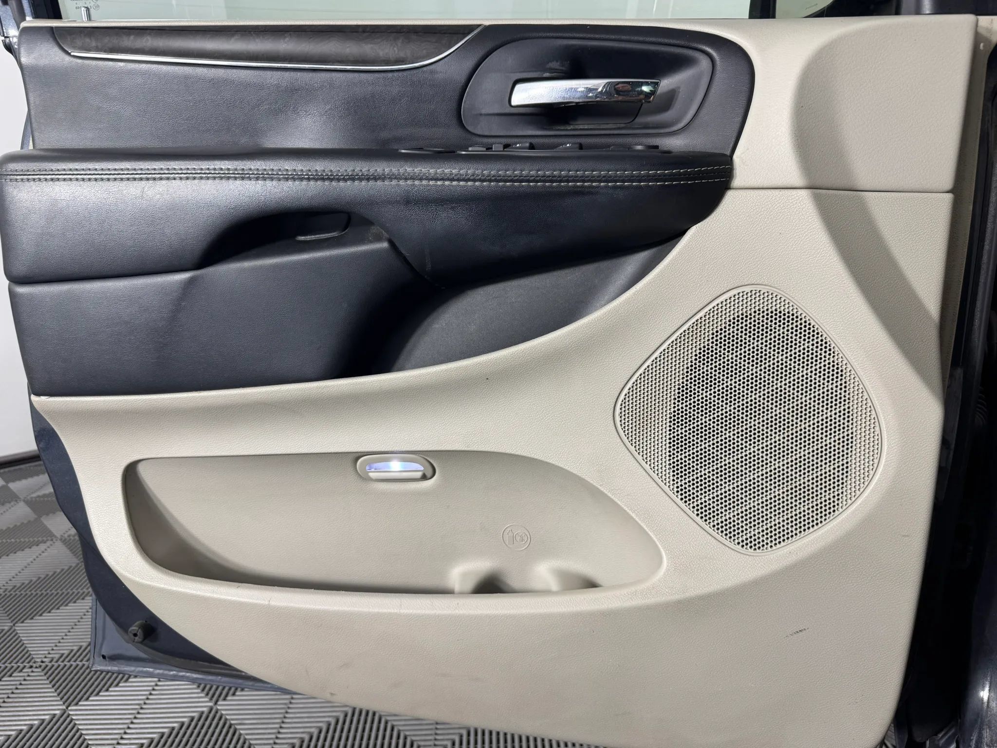 Used 2014 Chrysler Town & Country Touring-L w/ Driver Convenience Group FWD image 39
