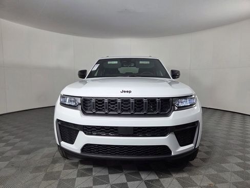 New 2026 Jeep Grand Cherokee Altitude image 9