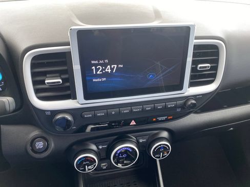 Used 2025 Hyundai Venue Limited FWD image 34