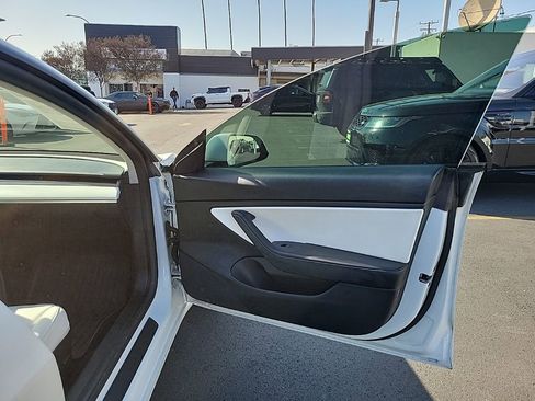 Used 2021 Tesla Model 3 Standard Range Plus image 9
