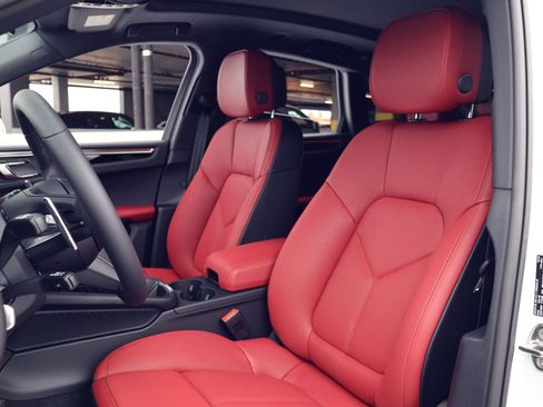 New 2026 Porsche Macan AWD/4WD image 5