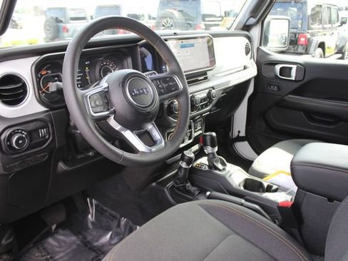 Used 2024 Jeep Wrangler Unlimited Sahara w/ Technology Group AWD/4WD image 3