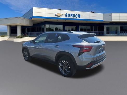 Used 2025 Chevrolet Trax LT w/ Driver Confidence Package FWD image 3