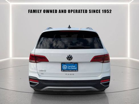 Used 2023 Volkswagen Taos SE w/ Panoramic Sunroof Package FWD image 5