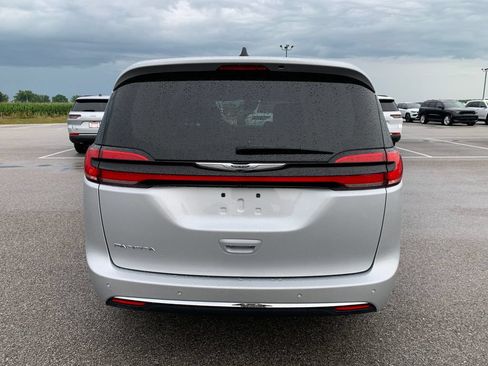 Used 2024 Chrysler Pacifica Touring-L FWD image 6