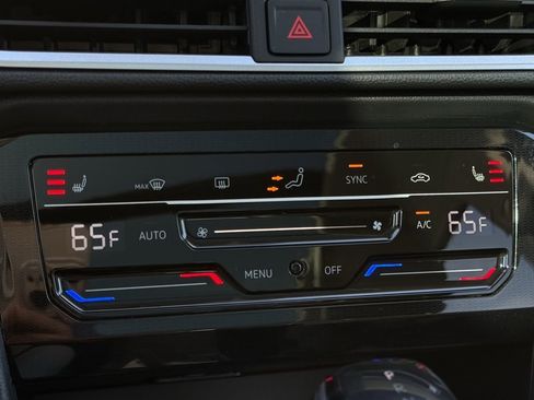 Used 2025 Volkswagen Taos SE image 12