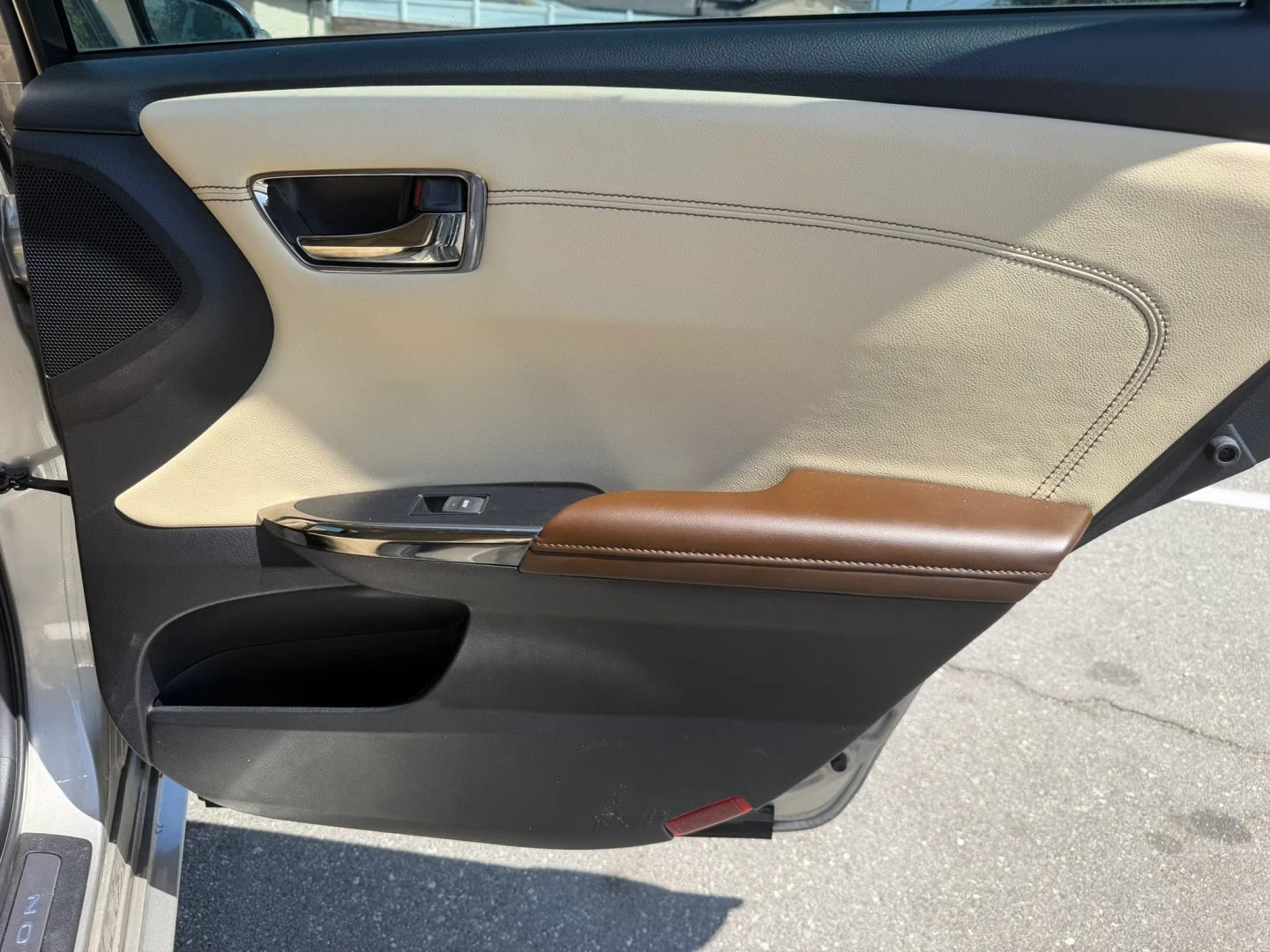 Used 2013 Toyota Avalon Limited w/ Technology Pkg FWD image 18