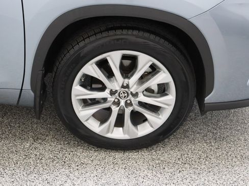Used 2023 Toyota Highlander Limited FWD image 5