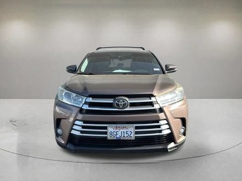 Used 2018 Toyota Highlander Plus w/ Carpet Mat Package (TMS) FWD image 2
