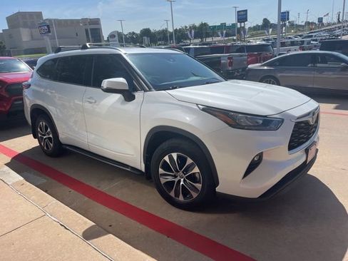 Used 2020 Toyota Highlander XLE AWD/4WD image 4