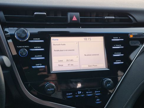 Used 2018 Toyota Camry SE FWD image 12