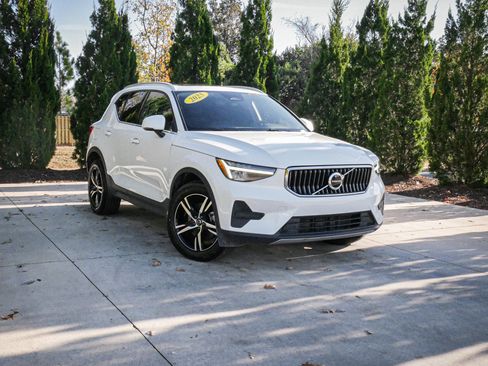 Used 2025 Volvo XC40 B5 Core image 2
