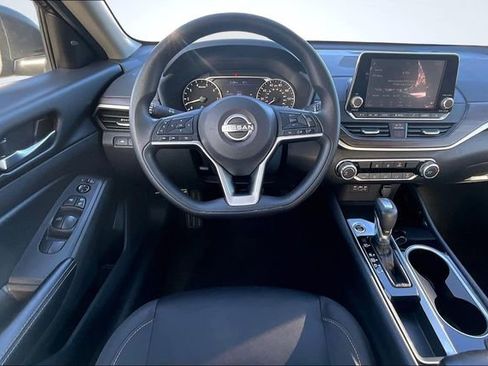 Used 2024 Nissan Altima 2.5 SV image 8