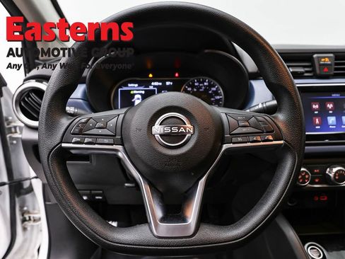 Used 2025 Nissan Versa SV image 10