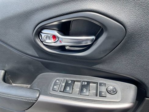 Used 2019 Jeep Cherokee Latitude w/ Popular Appearance Group FWD image 20