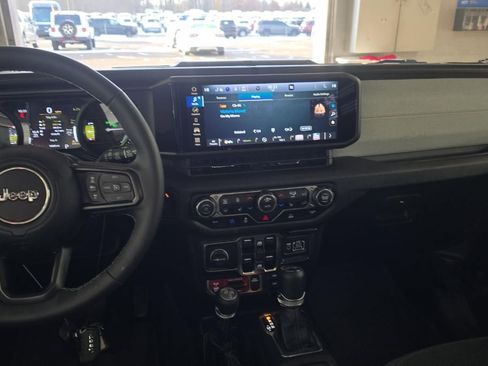 Used 2025 Jeep Wrangler Willys image 9