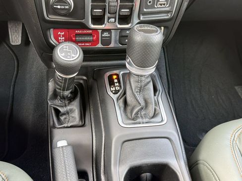 Used 2025 Jeep Gladiator Mojave w/ Safety Group AWD/4WD image 18