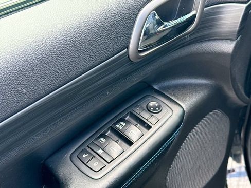 Used 2019 Jeep Grand Cherokee Laredo AWD/4WD image 25