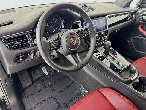 Used 2025 Porsche Macan image 4