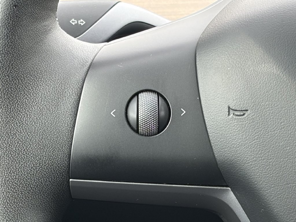 Used 2024 Tesla Model Y 2WD image 17