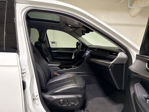 Used 2023 Jeep Grand Cherokee L Limited w/ Black Appearance Package image 23