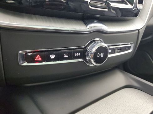 Used 2025 Volvo XC60 B5 Plus image 32