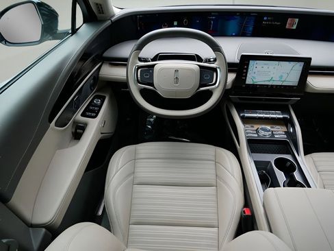 Used 2025 Lincoln Nautilus Reserve AWD/4WD image 13