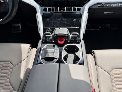 Used 2021 Lamborghini Urus AWD/4WD image 17