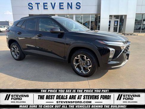 Used 2025 Chevrolet Trax LT FWD image 3