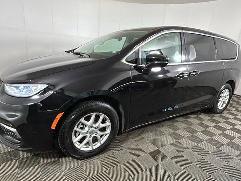 Used 2024 Chrysler Pacifica Touring-L FWD image 5