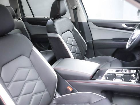 Used 2025 Volkswagen Atlas Peak Edition SE image 30