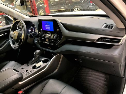 Used 2023 Toyota Highlander XLE image 14