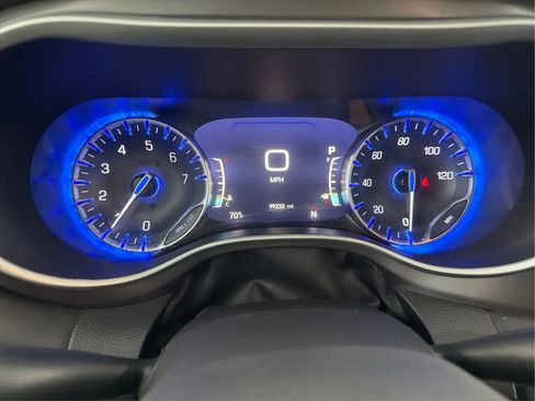 Used 2024 Chrysler Pacifica Touring-L FWD image 23