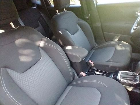 Used 2021 Jeep Renegade Latitude FWD image 10