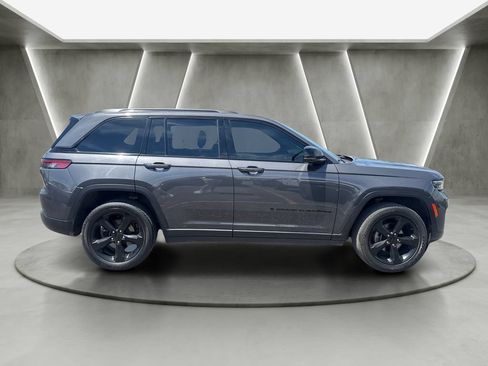Used 2023 Jeep Grand Cherokee Altitude AWD/4WD image 8