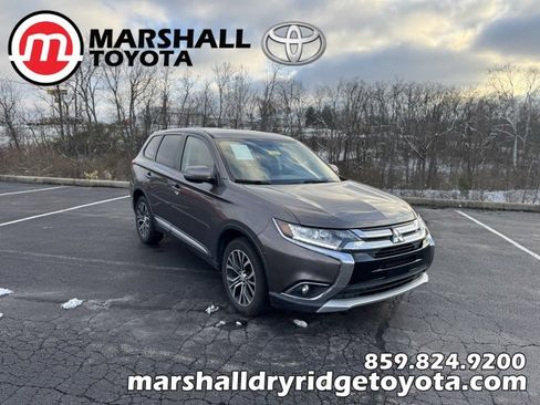 Used 2017 Mitsubishi Outlander SE image 1