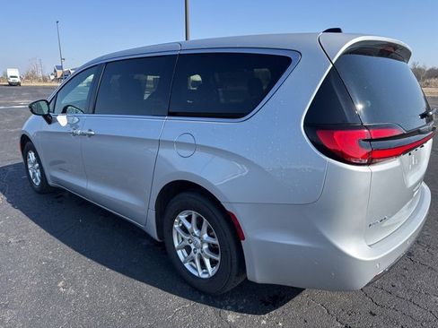 New 2026 Chrysler Pacifica Select image 6