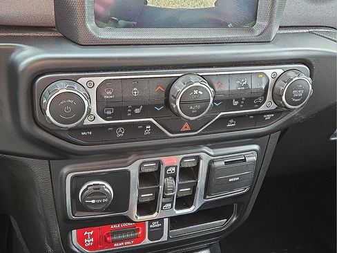 Used 2023 Jeep Gladiator Mojave w/ Cold Weather Group image 30