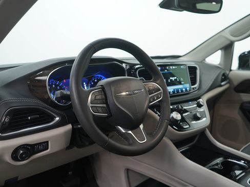 Used 2023 Chrysler Pacifica Limited image 17