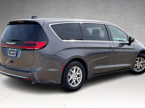 Used 2023 Chrysler Pacifica Touring-L image 22