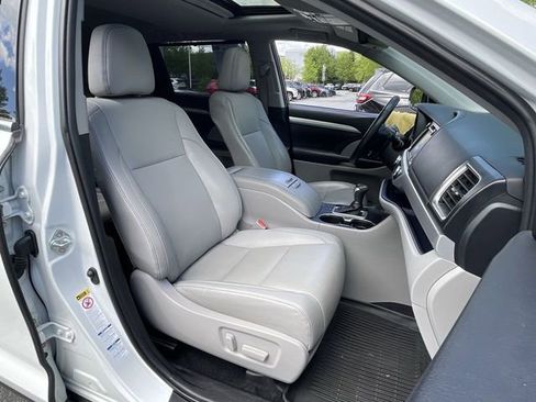 Certified 2019 Toyota Highlander XLE AWD/4WD image 22