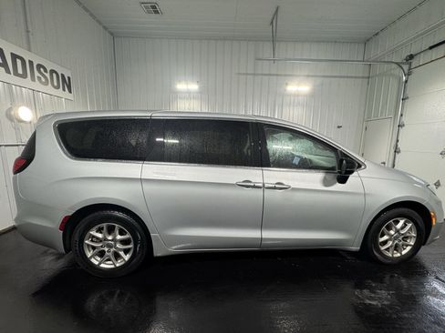 Used 2024 Chrysler Pacifica Touring-L image 8